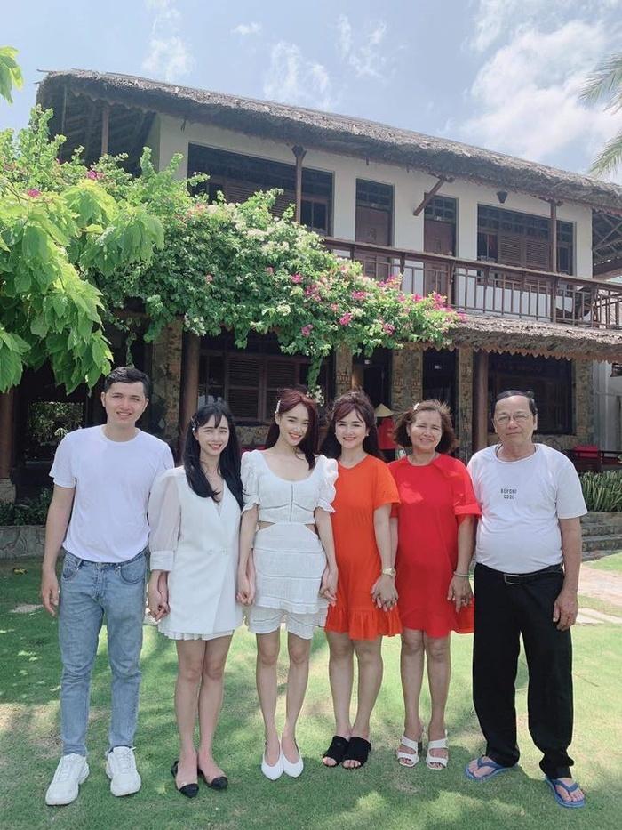 3 chị em Nhã Phương cùng đọ sắc trong một khung hình với trang phục và phụ kiện giống nhau-4