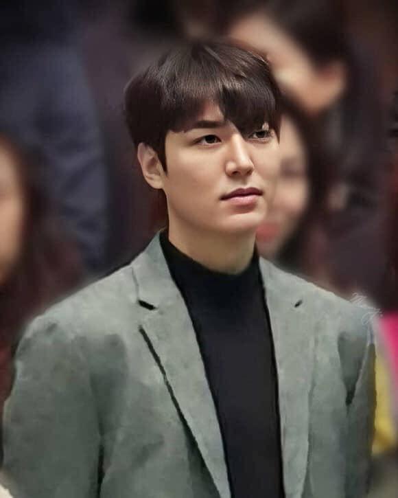 Lee Min Ho đi đám cưới một người bạn thân gần đây. Nhiều cư dân mạng hài hước bình luận anh nổi bật hơn cả chú rể.