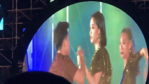 Đang ‘đu đưa’ cực sung, Bích Phương sững sờ khi bị khán giả giật mic tìm trẻ lạc-1