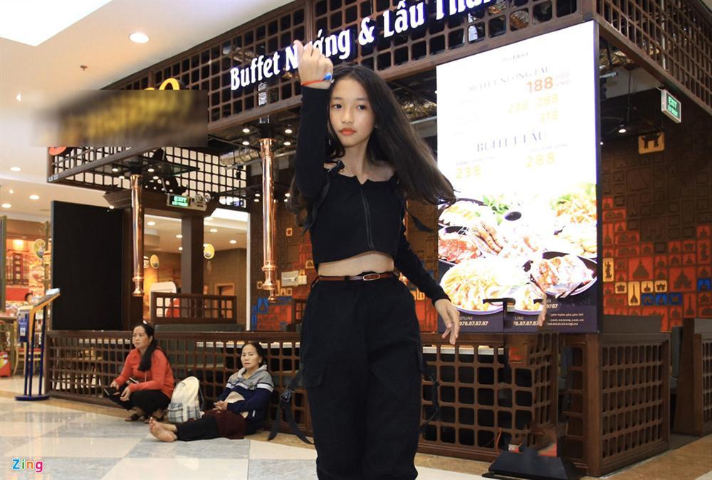 Những cô gái 10X xếp hàng dự buổi thi tuyển tại TP.HCM của ông chủ BTS-11