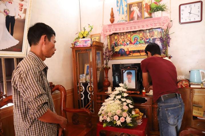 Vụ 39 người chết ở Anh: 24 gia đình báo con mất tích, hàng chục bàn thờ vọng được lập để ngóng tin con-2