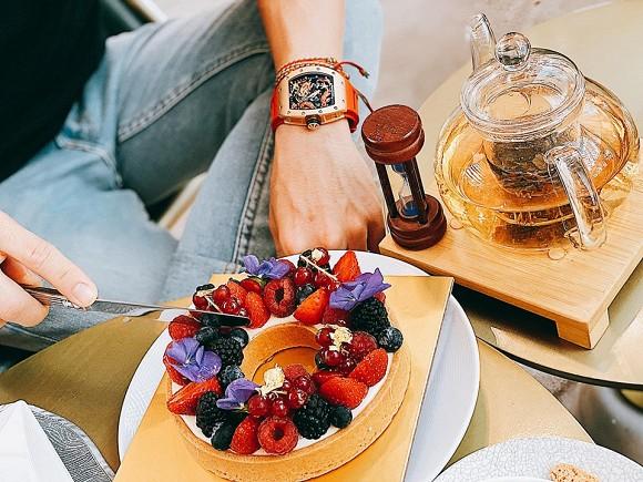 Đại gia Minh Nhựa cắt bánh kỷ niệm 8 năm bên vợ hai Mina Phạm-2