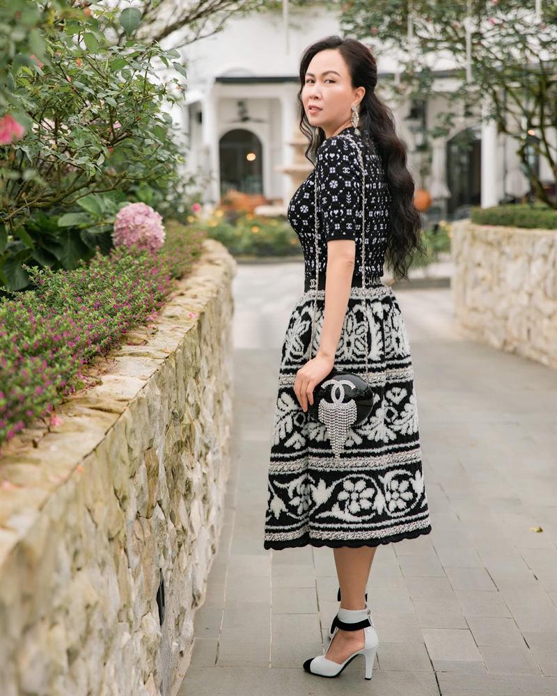 Phượng Chanel nâng hạng nhan sắc nhờ photoshop nhưng chỉnh sửa quá đà thành ra hơi dị dạng-2