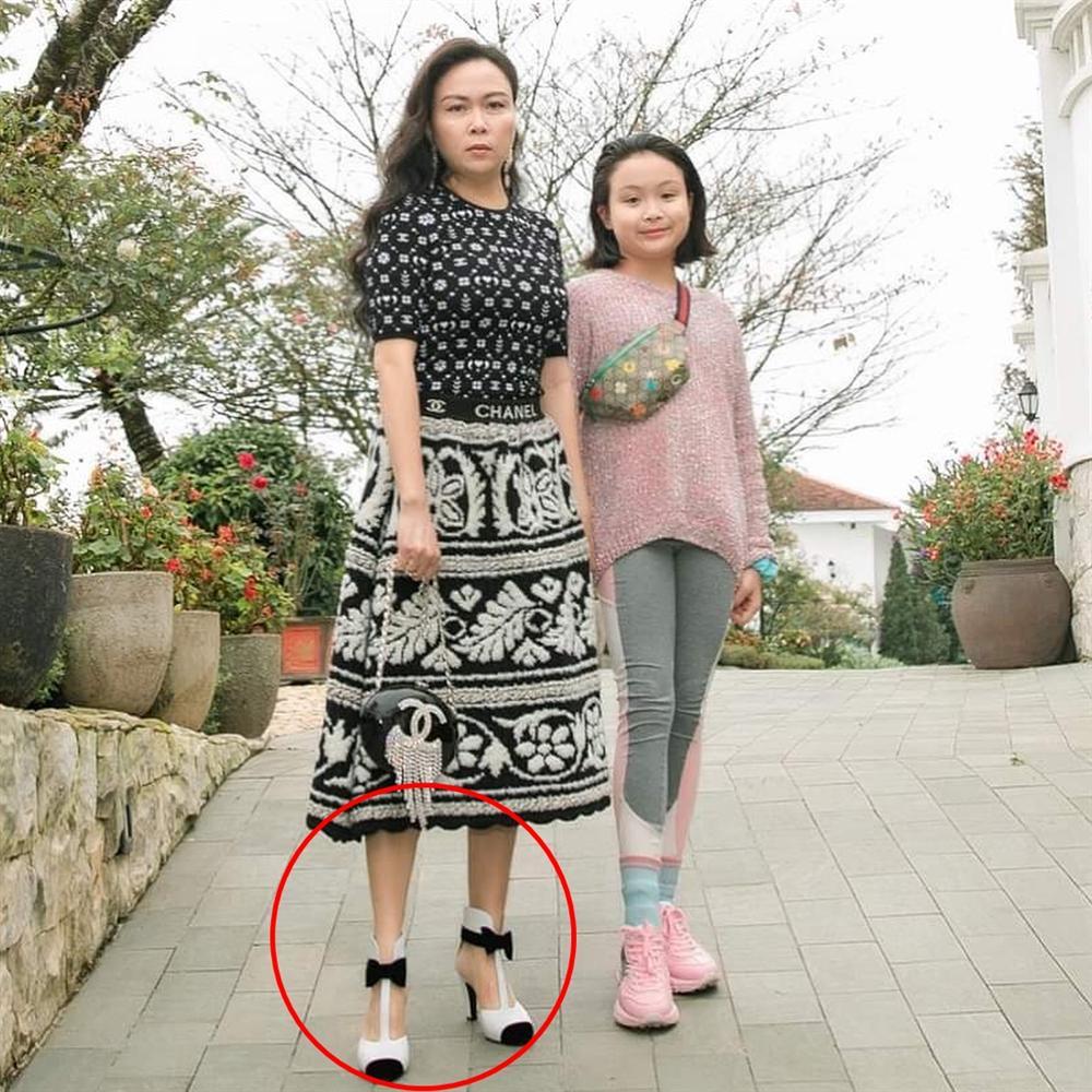 Phượng Chanel nâng hạng nhan sắc nhờ photoshop nhưng chỉnh sửa quá đà thành ra hơi dị dạng-4