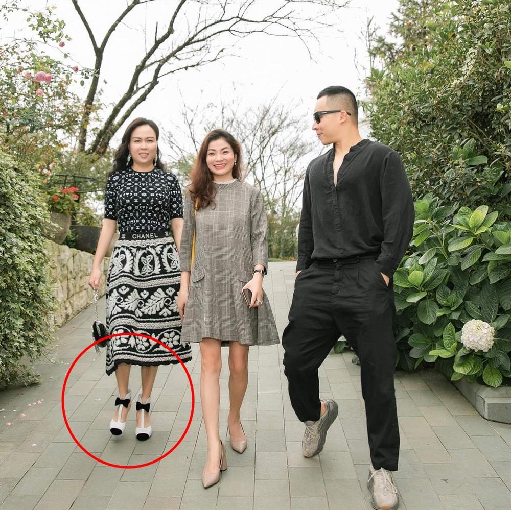 Phượng Chanel nâng hạng nhan sắc nhờ photoshop nhưng chỉnh sửa quá đà thành ra hơi dị dạng-5