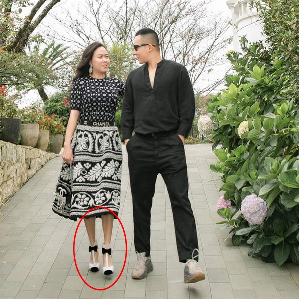 Phượng Chanel nâng hạng nhan sắc nhờ photoshop nhưng chỉnh sửa quá đà thành ra hơi dị dạng-6