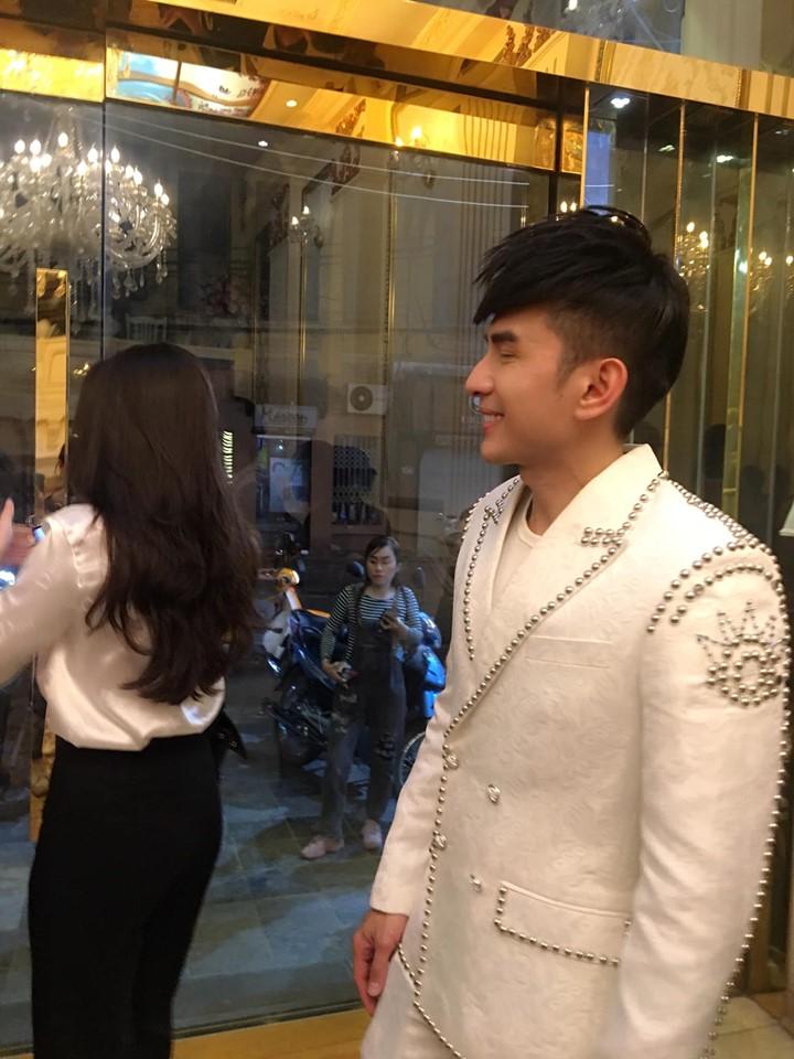 Mặc ai nói ngả nói nghiêng, Đan Trường vẫn trung thành với tóc mỏ chim kết hợp với đôi lông mày sâu róm-2