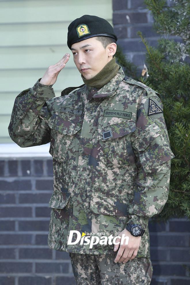 Vừa được chào đón trở về như ông hoàng, G-Dragon (Big Bang) đã ăn ngập đá tảng vì chào sai quy cách quân đội-3