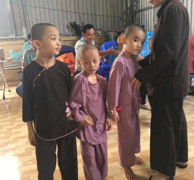 Nơi ở 2 lần bị đập phá, 5 chú tiểu Thách thức danh hài có biểu hiện hoảng loạn tinh thần khi gặp người lạ-3