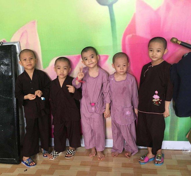 Nơi ở 2 lần bị đập phá, 5 chú tiểu Thách thức danh hài có biểu hiện hoảng loạn tinh thần khi gặp người lạ-2