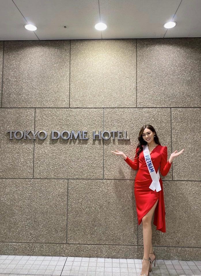 Diện chiếc váy đỏ tươi, Tường San ghi điểm vì lấn át đối thủ Miss International lại chẳng hề kém cạnh Đỗ Mỹ Linh-1