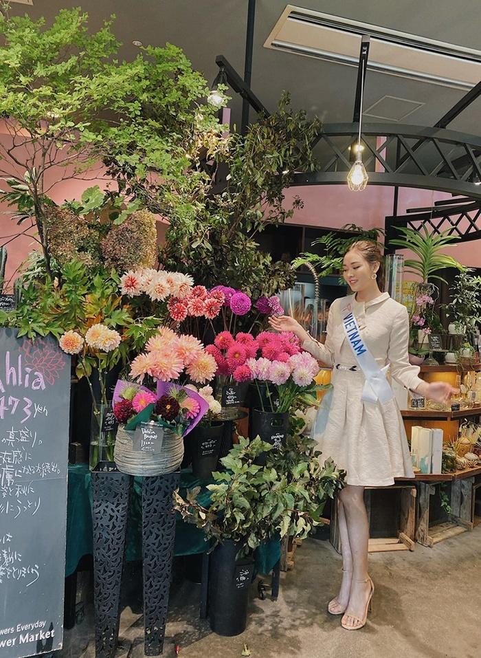 Diện chiếc váy đỏ tươi, Tường San ghi điểm vì lấn át đối thủ Miss International lại chẳng hề kém cạnh Đỗ Mỹ Linh-9