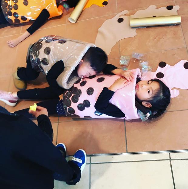 Bà mẹ hóa trang cho các con thành cốc trà sữa dịp Halloween-2