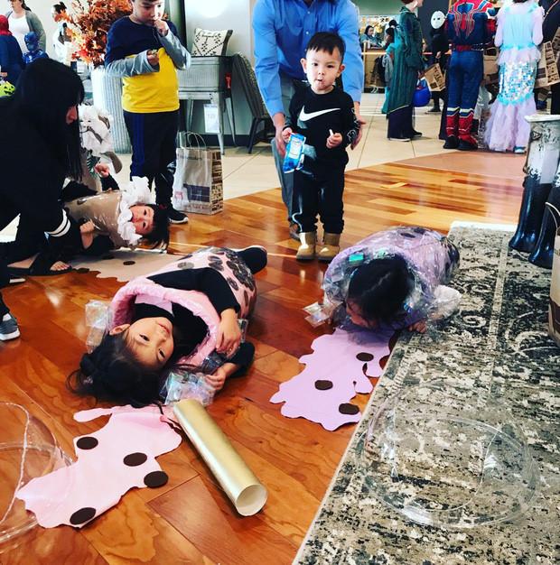 Bà mẹ hóa trang cho các con thành cốc trà sữa dịp Halloween-3