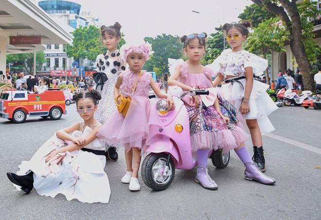 Bé gái vô gia cư giỏi phối đồ xuất hiện ở Tuần lễ Thời trang Việt Nam-1