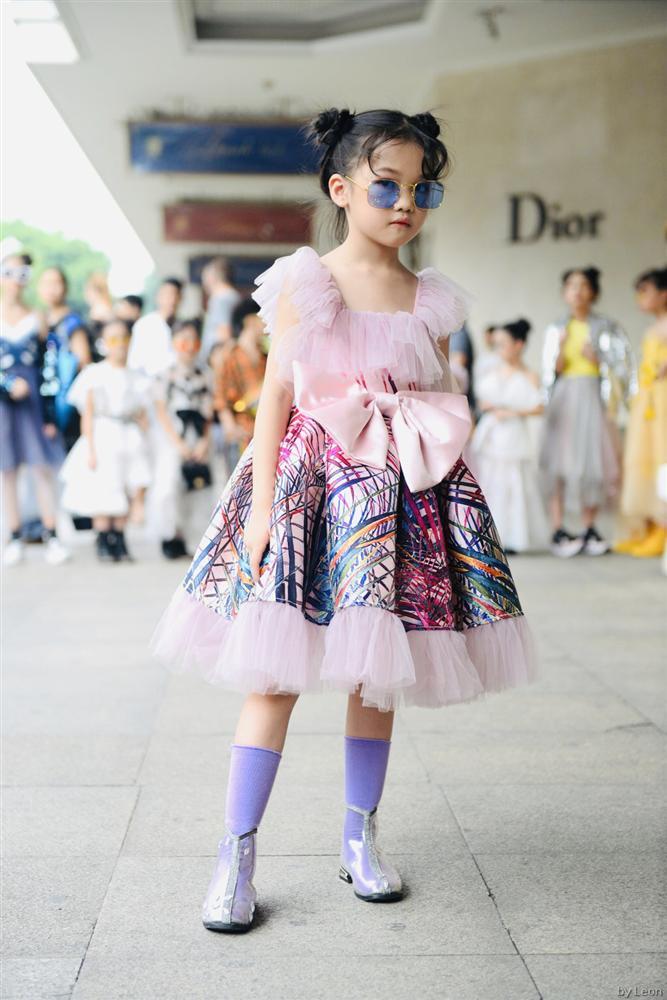 Bé gái vô gia cư giỏi phối đồ xuất hiện ở Tuần lễ Thời trang Việt Nam-3