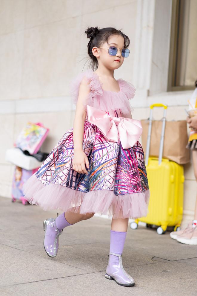 Bé gái vô gia cư giỏi phối đồ xuất hiện ở Tuần lễ Thời trang Việt Nam-4