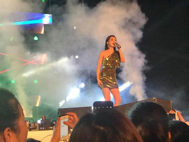 Bị khán giả cướp mic nhưng giọng vẫn siêu to khổng lồ, Bích Phương bị tố hát nhép cấm chối cãi-1