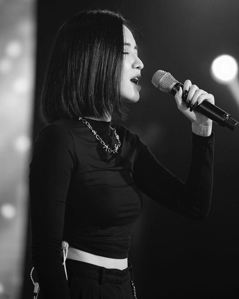 Bị khán giả cướp mic nhưng giọng vẫn siêu to khổng lồ, Bích Phương bị tố hát nhép cấm chối cãi-2