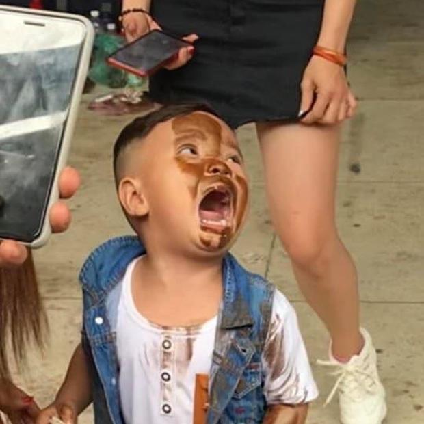 Đang đi chơi ngã sấp mặt, khoảnh khắc cậu bé nức nở vì lỡ xăm hình cho VĐV thể hình làm ai cũng bật cười-1