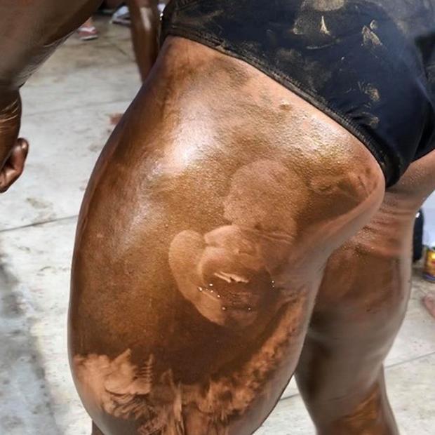 Đang đi chơi ngã sấp mặt, khoảnh khắc cậu bé nức nở vì lỡ xăm hình cho VĐV thể hình làm ai cũng bật cười-2