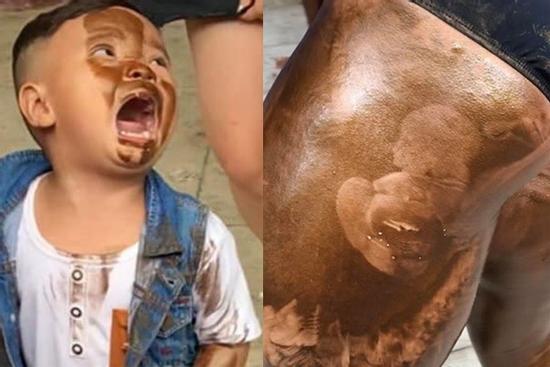 Đang đi chơi ngã sấp mặt, khoảnh khắc cậu bé nức nở vì lỡ 'xăm hình' cho VĐV thể hình làm ai cũng bật cười