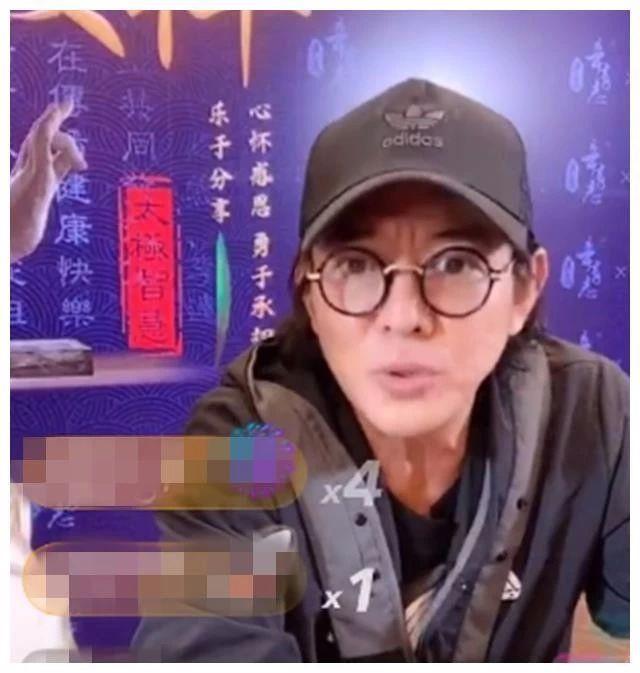 Lý Liên Kiệt bất ngờ livestream, nói về chuyện bị tàn phế, phải ngồi xe lăn vì bệnh tật-3