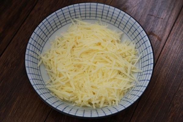 Cơm ăn thừa đừng vội vứt đi, mẹ tận dụng làm ngay bánh gạo chiên ngon hết ý-1