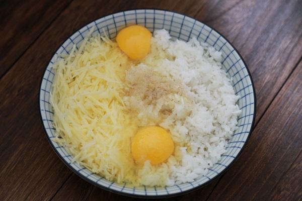 Cơm ăn thừa đừng vội vứt đi, mẹ tận dụng làm ngay bánh gạo chiên ngon hết ý-2