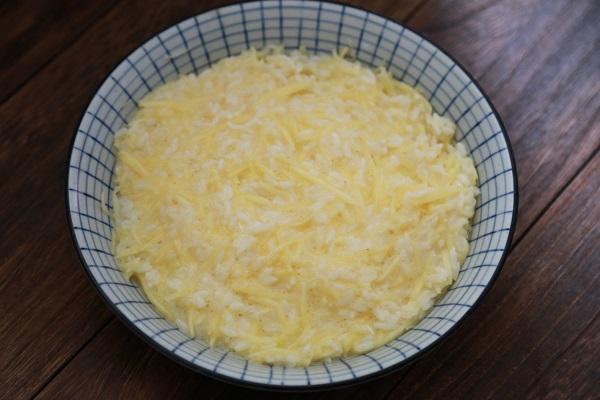 Cơm ăn thừa đừng vội vứt đi, mẹ tận dụng làm ngay bánh gạo chiên ngon hết ý-3