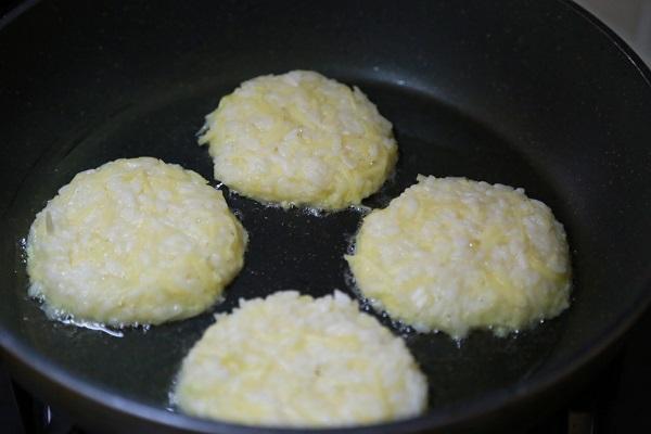 Cơm ăn thừa đừng vội vứt đi, mẹ tận dụng làm ngay bánh gạo chiên ngon hết ý-4