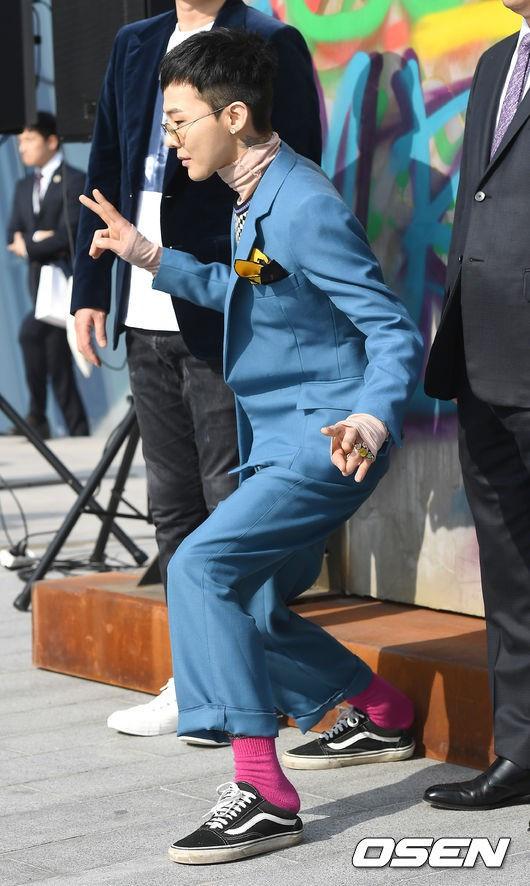 Đi giày đạp gót, tóc mullet và loạt xu hướng được G-Dragon lăng xê-2