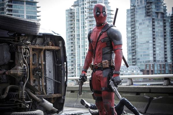 3. Deadpool (2016) - 782 triệu USD: Màn trình diễn thuyết phục của Ryan Reynolds trong vai Deadpool đã mang đến làn gió mới cho thể loại phim siêu anh hùng hồi đầu 2016. Thành công của Deadpool là minh chứng cho thấy một kịch bản thú vị mới là yếu tố quan trọng giúp khán giả tới rạp, bất chấp trở ngại bị gắn nhãn R.