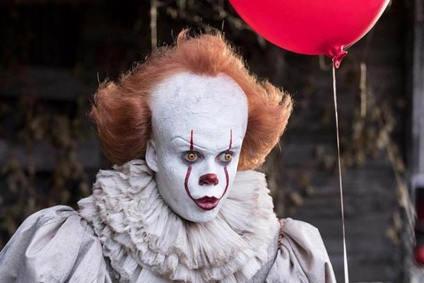 5. IT (2017) - 700 triệu USD: Được chuyển thể từ nguyên tác nổi tiếng của Stephen King, IT gây chú ý và đem về cho Warner Bros. số tiền khổng lồ, qua đó trở thành ông hoàng phòng vé đối với riêng thể loại kinh dị. Song, IT: Chapter Two năm nay không thể tái lặp thành công và tới nay mới thu khoảng 450 triệu USD.