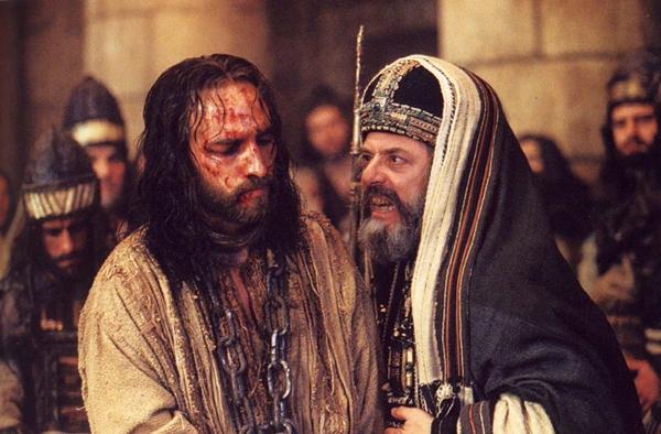 7. The Passion of the Christ (2004) - 610 triệu USD: Bộ phim của Mel Gibson kể về 12 tiếng cuối đời của Chúa Jesus. Do liên quan đến vấn đề tôn giáo, The Passion of the Christ gây ra tranh cãi dữ dội và bị cấm chiếu ở nhiều nước. Tuy nhiên, sự ủng hộ từ cộng đồng Kito giáo tại khắp nơi trên thế giới giúp tác phẩm đạt khoản doanh thu khổng lồ.