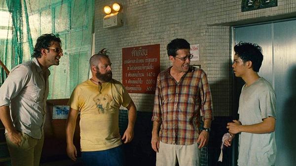 8. The Hangover Part II (2011) - 586 triệu USD: The Hangover là hiện tượng của điện ảnh thế giới vào mùa hè 2009. Chỉ với kinh phí ít ỏi 35 triệu USD, tác phẩm hài hước mang về tới 467 triệu USD và việc phần hai ra đời là điều đương nhiên. Dẫu không còn tươi mới như tập đầu và bị giới phê bình ghẻ lạnh, The Hangover Part II vẫn giúp Warner Bros. thu bộn với gần 600 triệu USD.