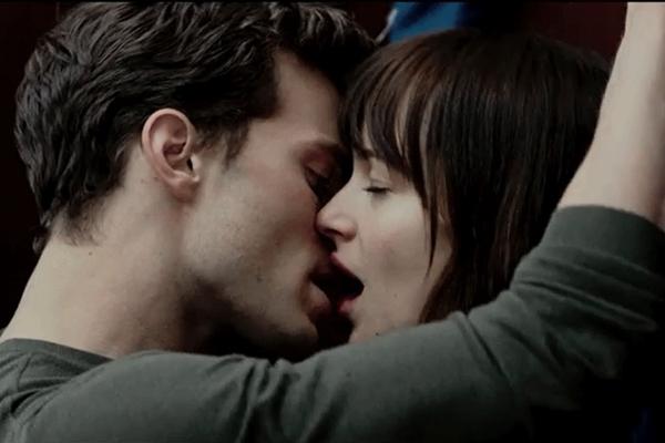 9. Fifty Shades of Grey (2015) - 569 triệu USD: Gây xôn xao dư luận bởi chủ đề phòng the như nguyên tác văn học, loạt phim 50 sắc thái khiến báo chí tốn không biết bao nhiêu giấy mực. Dù chất lượng nội dung không cao, ba tập phim Fifty Shades vẫn khiến công chúng tò mò và đạt tổng doanh thu hơn 1 tỷ USD. Trong đó, phần đầu kiếm tiền thành công nhất với gần 570 triệu USD.