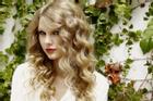Taylor Swift trở thành nghệ sĩ đầu tiên có ca khúc nhạc đồng quê cán mốc tỉ view