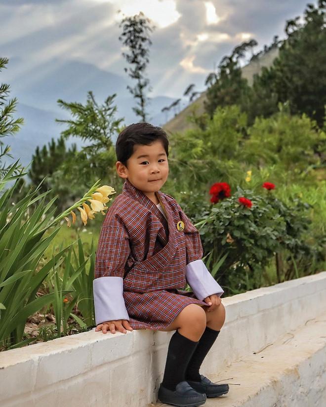Hoàng tử Bhutan chiếm sóng của cha mẹ ở Nhật Bản-2