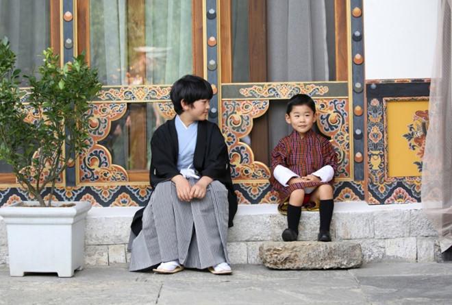 Hoàng tử Bhutan chiếm sóng của cha mẹ ở Nhật Bản-3