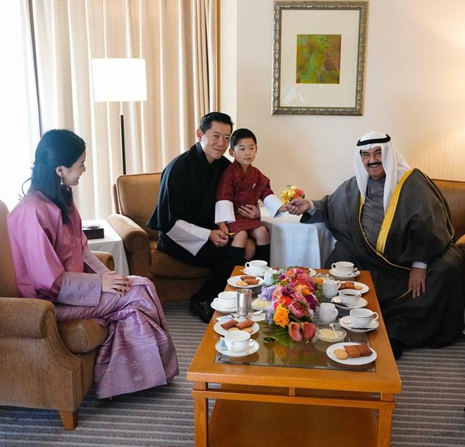 Hoàng tử Bhutan chiếm sóng của cha mẹ ở Nhật Bản-1