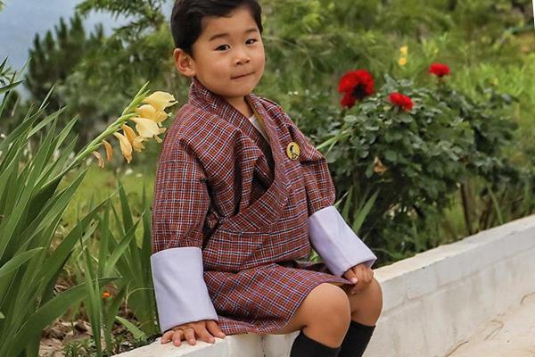 Hoàng tử Bhutan ra đồng làm ruộng, không được sinh nhật tới 20 tuổi-8