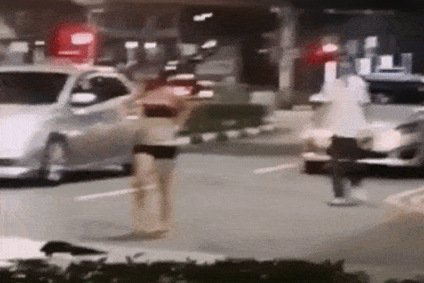 Clip: Cãi nhau với tài xế taxi, người phụ nữ 'tức khí' tự lột truồng ngay giữa đường