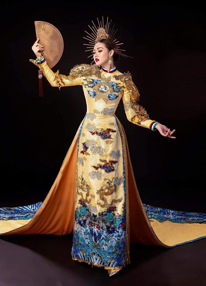 Tường San catwalk tự tin với trang phục dân tộc Rồng chầu mặt trời tại Miss International 2019-4