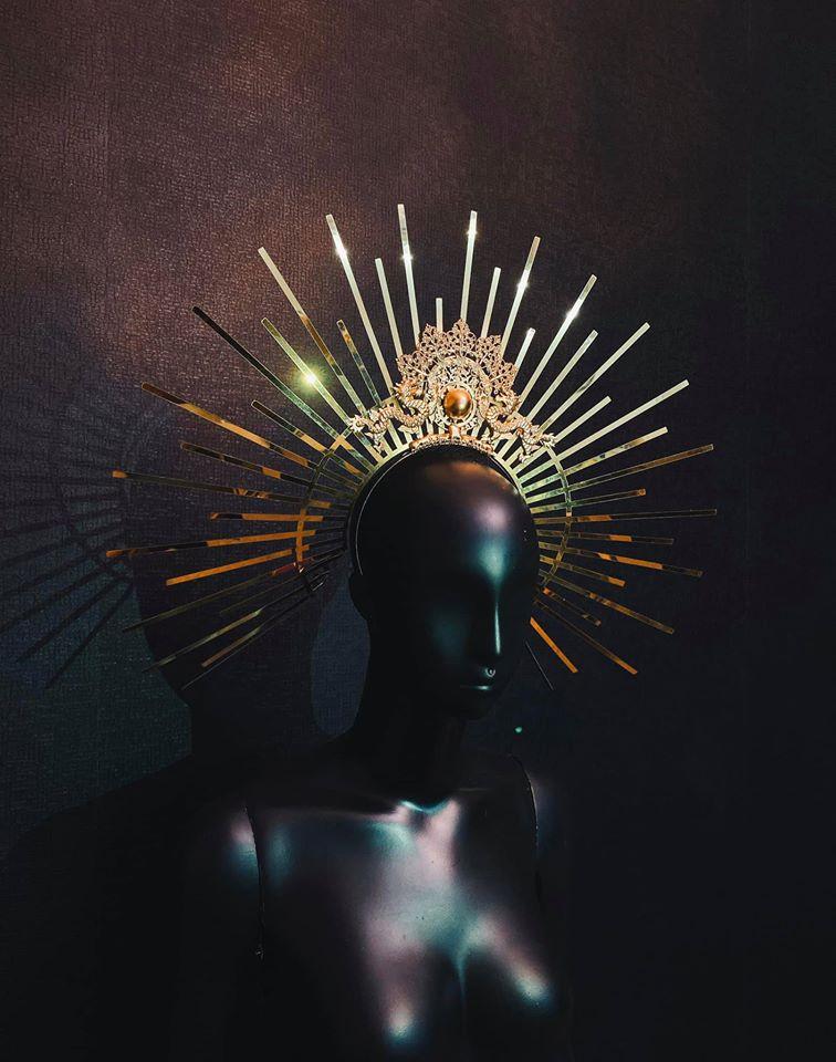 Tường San catwalk tự tin với trang phục dân tộc Rồng chầu mặt trời tại Miss International 2019-10