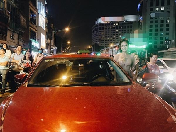 "Cách đây 1 năm tôi mua ô tô và chỉ quyết định 1 tuần là lấy xe dù ở thời điểm đó không đủ tiền mua. Một buổi trưa tôi đưa con đi diễn 1/6 ở nhà hát bằng xe máy. Lúc về trời thì nắng nóng mà con lại ngủ gật nên tôi rất thương và quyết định mua xe luôn. Khoảng thời gian sau đó tôi làm việc để chi trả cho khoản trả góp đó", nữ diễn viên chia sẻ.