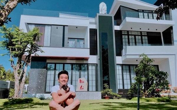 Ngoài đóng phim, nam diễn viên còn kinh doanh nhà hàng. Ở tuổi 31, anh đã sở hữu hơn 100 nhà hàng. Đầu năm 2019, anh xây biệt thự rộng hơn 700 m2 tặng cha mẹ.