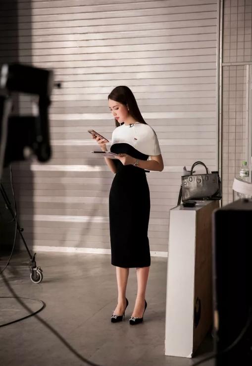 Á hậu Thụy Vân tiết lộ lý do không được phép mặc đồ hở trên VTV-4