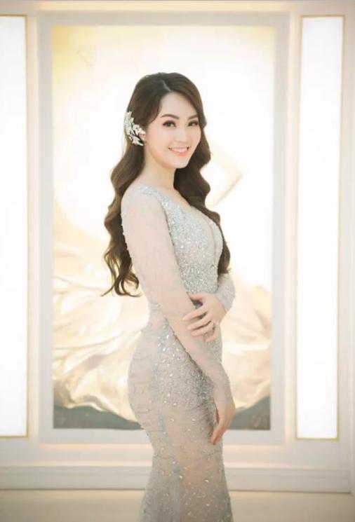 Á hậu Thụy Vân tiết lộ lý do không được phép mặc đồ hở trên VTV-11