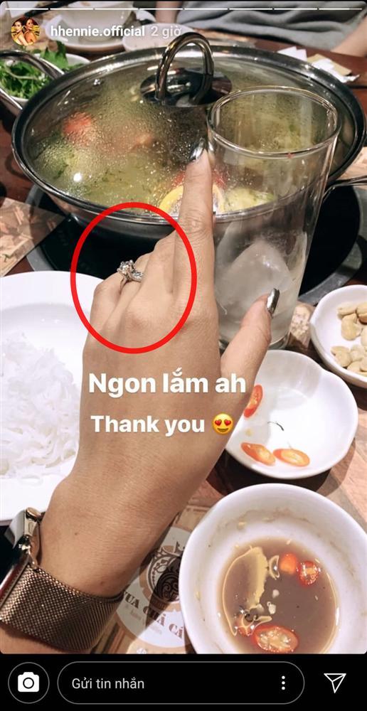 HHen Niê dụng ý khoe được bạn trai tặng nhẫn kim cương đắt giá-1